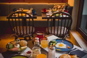 Ein Tisch mit Tellern voller Speisen und Getränken.