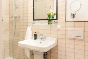 Bathroom with mirror and washbasin