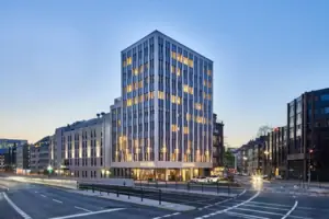 Beleuchtetes Gebäude in städtischer Umgebung bei Nacht