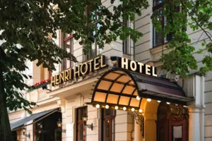 Eingang Henri Hotel Berlin Leuchtschrift Frühling