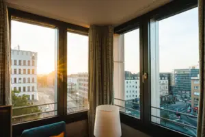 Fenster mit Lampe und Blick auf die Stadt