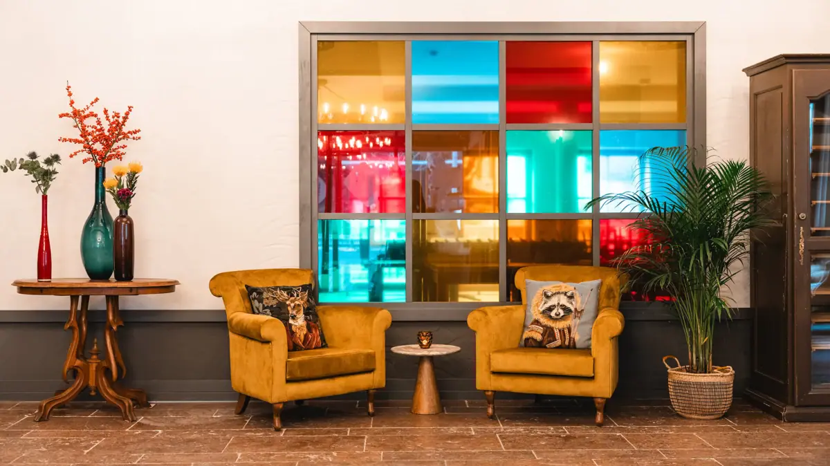 A room with two chairs and a table.