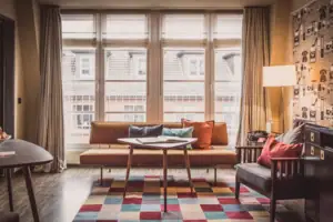 Living room with a couch and a table.