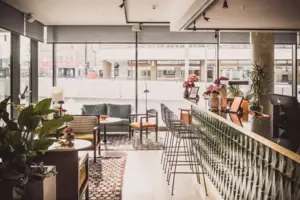 Ein Raum mit einer Bar und Stühlen.