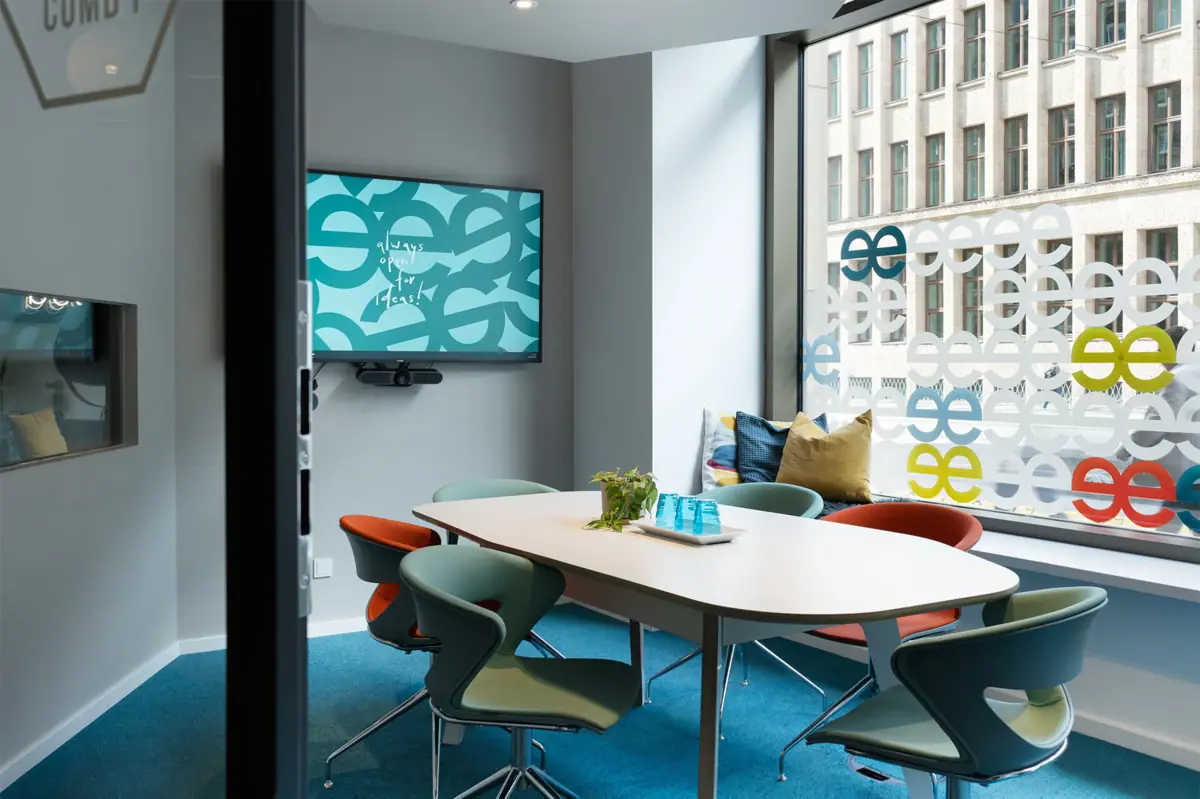 Beehive Hamburg A co-working office with a table and chairs.