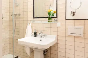Bathroom with mirror and washbasin