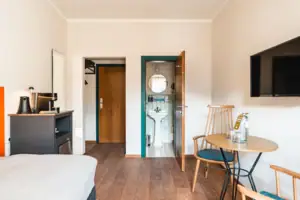 A room with washbasin and mirror.