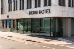 Gebäude mit Glasfenstern