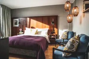 Ein Schlafzimmer mit einem Bett und Stühlen.