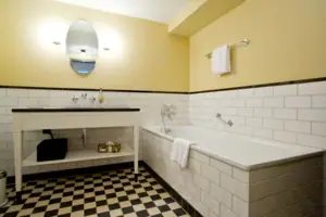 Bathroom with bathtub and washbasin