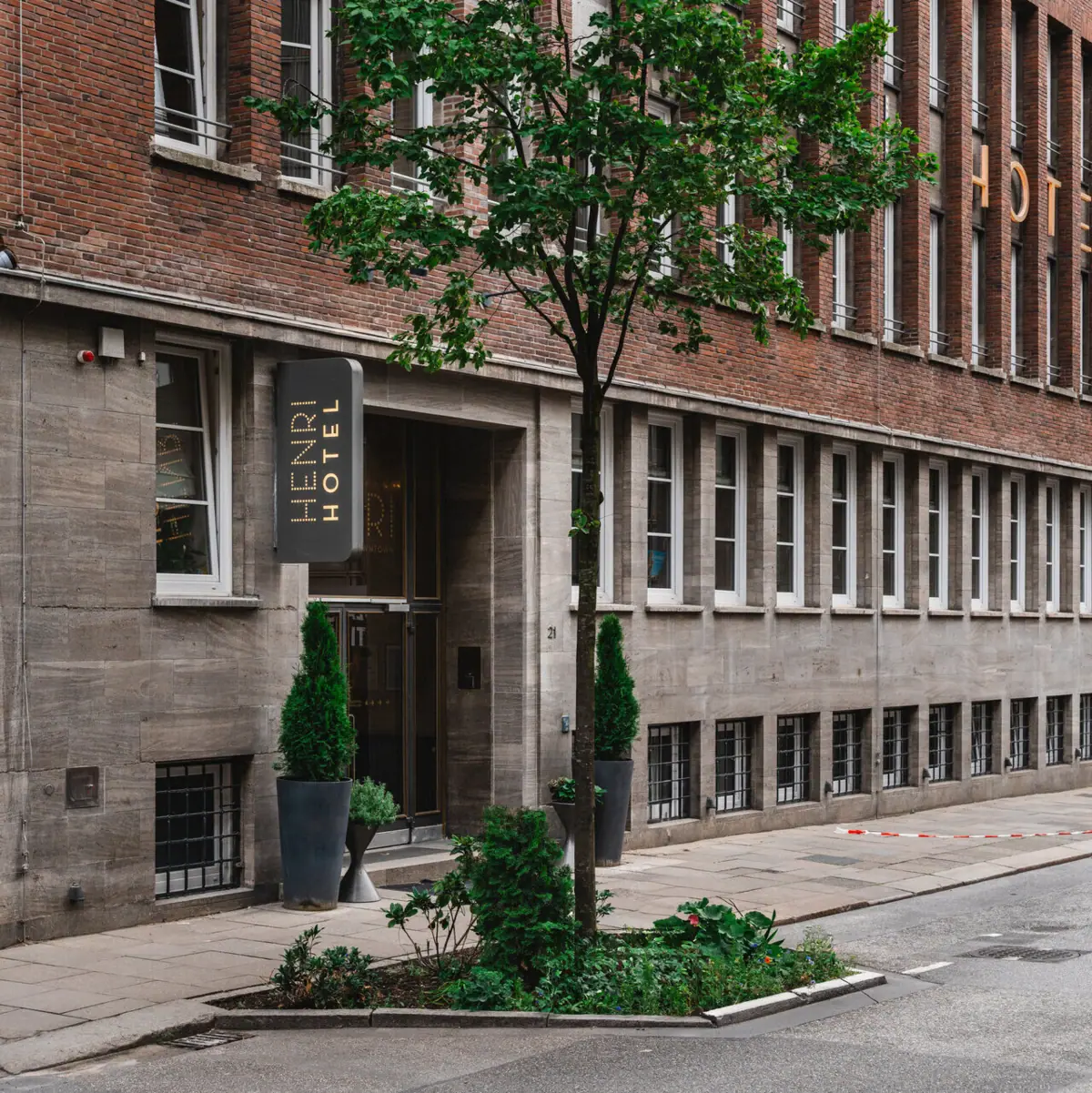 A tree next to the entrance to the HENRI Hotel Hamburg.
