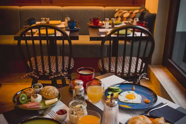 Ein Tisch mit Tellern voller Speisen und Getränken.